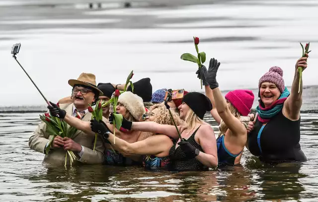 Podczas niedzielnego morsowania w Pieckach panie otrzymały tulipany z okazji zbliżającego się Dnia KobietAby zobaczyć zdjęcia z morsowania przesuń gestem lub strzałką w prawo>>>