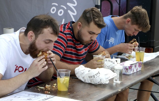 W sobotę (w g. 12-21) i niedzielę (w g. 12-20) w Grudziądzu odbywa się VII Festiwal Smaków Food Trucków. Bary na kołach zatrzymały  się na parkingu przy „Galerii Grudziądzkiej”.  W menu są m.in. azjatyckie makarony z woka, pierożki dim sum, hiszpańskie churrosy czy meksykańskie quesadille.