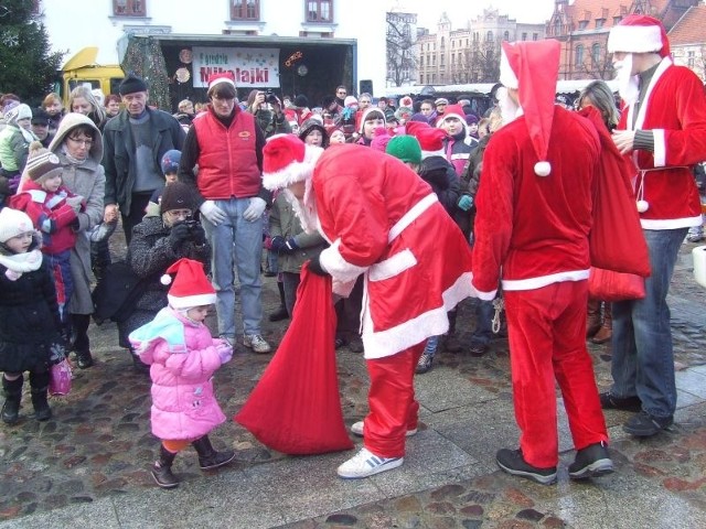 Najmłodsi, którzy przyszli na rynek, odważnie sięgali po cukierki do worka św. Mikołaja