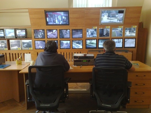 Obraz z radomskich ulic rejestrowany przez kamery przez całą dobę śledzą pracownicy centrum monitoringu.