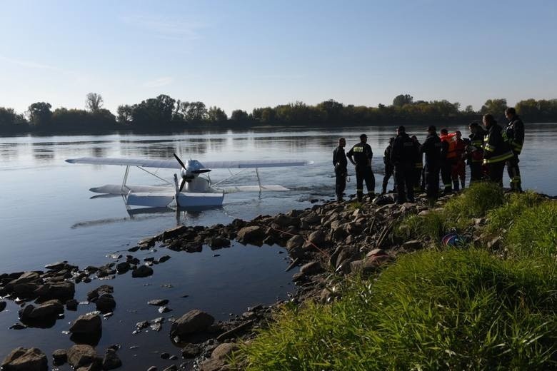 - Kobieta i mężczyzna próbowali zepchnąć samolot do brzegu i...