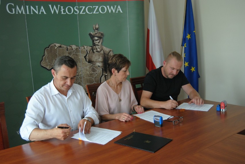 Umowę podpisują burmistrz Włoszczowy Grzegorz Dziubek,...