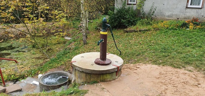 Cenne źródełko w gminie Pawłów teraz z pompą. Mieszkańcy zadowoleni             