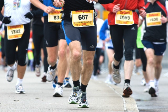 20. PKO Poznań Maraton (20 października, niedziela, start o godz. 9 z ul. Bukowskiej przy MTP) to święto biegaczy i biegania, ale warto pamiętać, że przy okazji wielkich imprez sportowych zdarzają się też tragiczne, śmiertelne wypadki. W ostatnich latach podczas masowych biegów i triathlonów dość często dochodziło do tragicznych sytuacji, czyli zasłabnięć prowadzących do śmierci.Przejdź do kolejnego zdjęcia --->