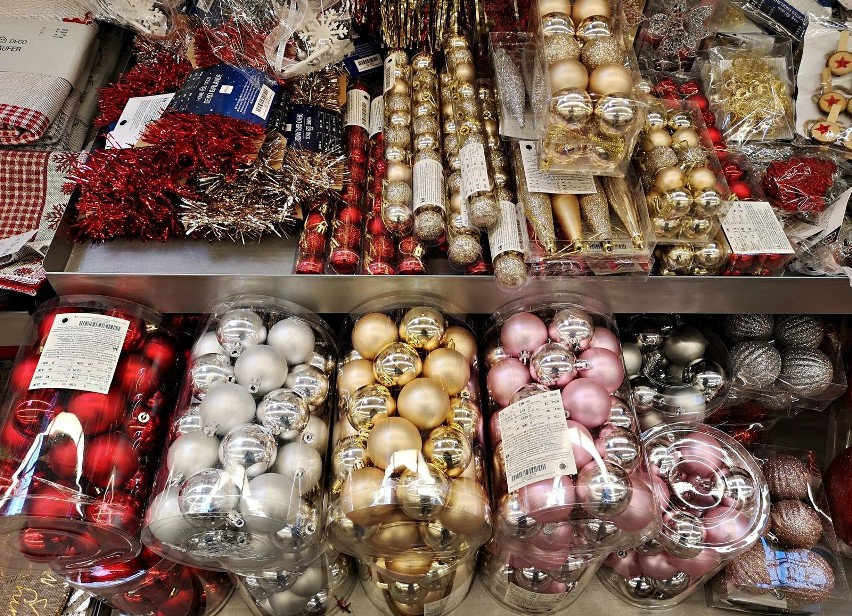 Bożonarodzeniowe ozdoby w krakowskich sklepach.
