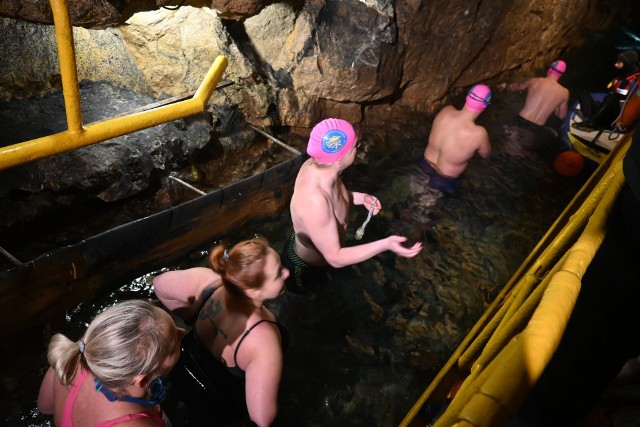 Ponad 300 osób wzięło udział w podziemnej sztafecie pływackiej w Tarnowskich Górach.
