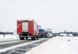 Dębniki. Groźny wypadek podczas holowania. BMW uderzyło w ciężarówkę (zdjęcia)