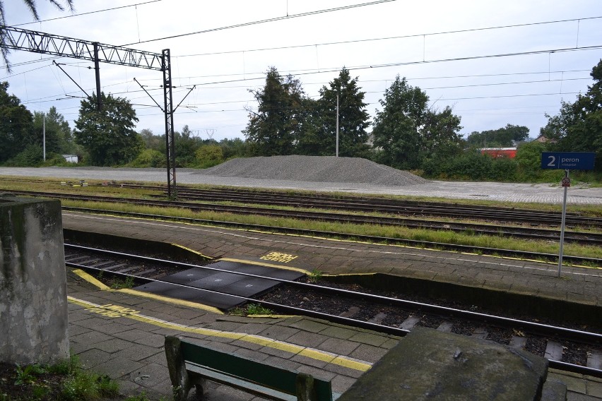 Dworzec na stacji w Krzyżanowicach jest potrzebny, bo teraz...