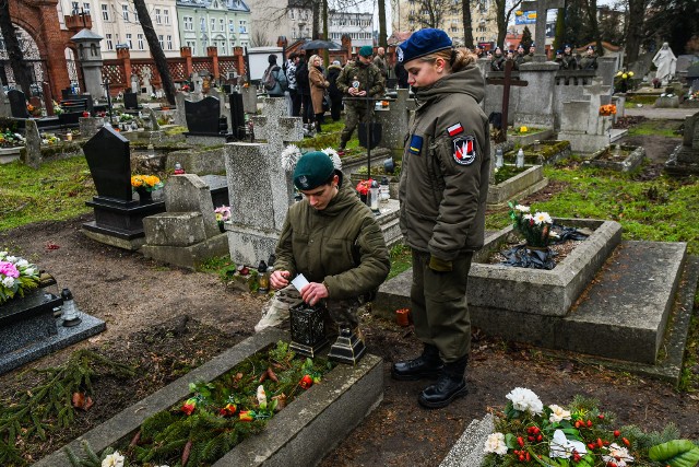 Uczniowie uporządkowali  groby powstańców styczniowych na Cmentarzu Starofarnym, zapalili znicze, pełnili przy grobach wartę. Była też salwa honorowa.