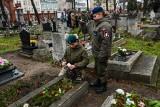 Uczniowie Akademickiego LO w Bydgoszczy porządkowali groby powstańców styczniowych na Cmentarzu Starofarnym