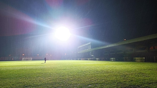 Stadion w Niepołomicach pół godziny po meczu, który odbył się przy padającym non stop deszczu