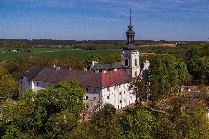 Jednym z zabytków, który odzyskał dawny blask dzięki wsparciu samorządu województwa jest Kościół Nawiedzenia NMP w Oborach (powiat golubsko-dobrzyński)