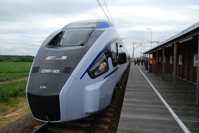 Jeden z 20 składów, które już w grudniu tego roku mają jeździć w barwach PKP Intercity, po raz pierwszy pokazano publicznie na specjalnym torze doświadczalnym Instytutu Kolejnictwa w Żmigrodzie niedaleko Wrocławia.