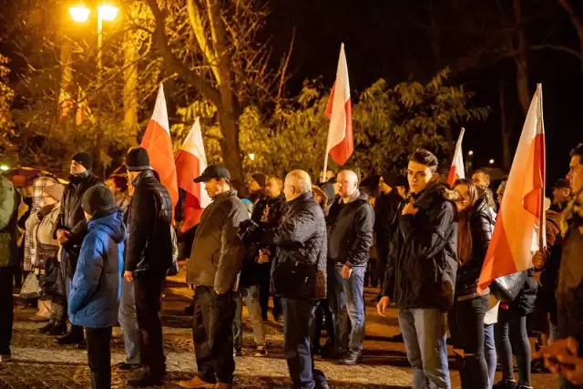 Uczestnicy złożyli znicze i wieńce pod Pomnikiem Katyńskim, 42. Pułku Piechoty, a także na cmentarzu wojskowym. Na nekropolii odmówiono modlitwę i odśpiewano "Rotę".