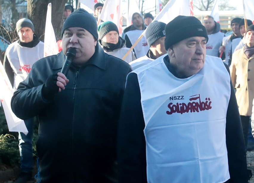 Pikieta "Solidarności" przed szczecińskim oddziałem IPN