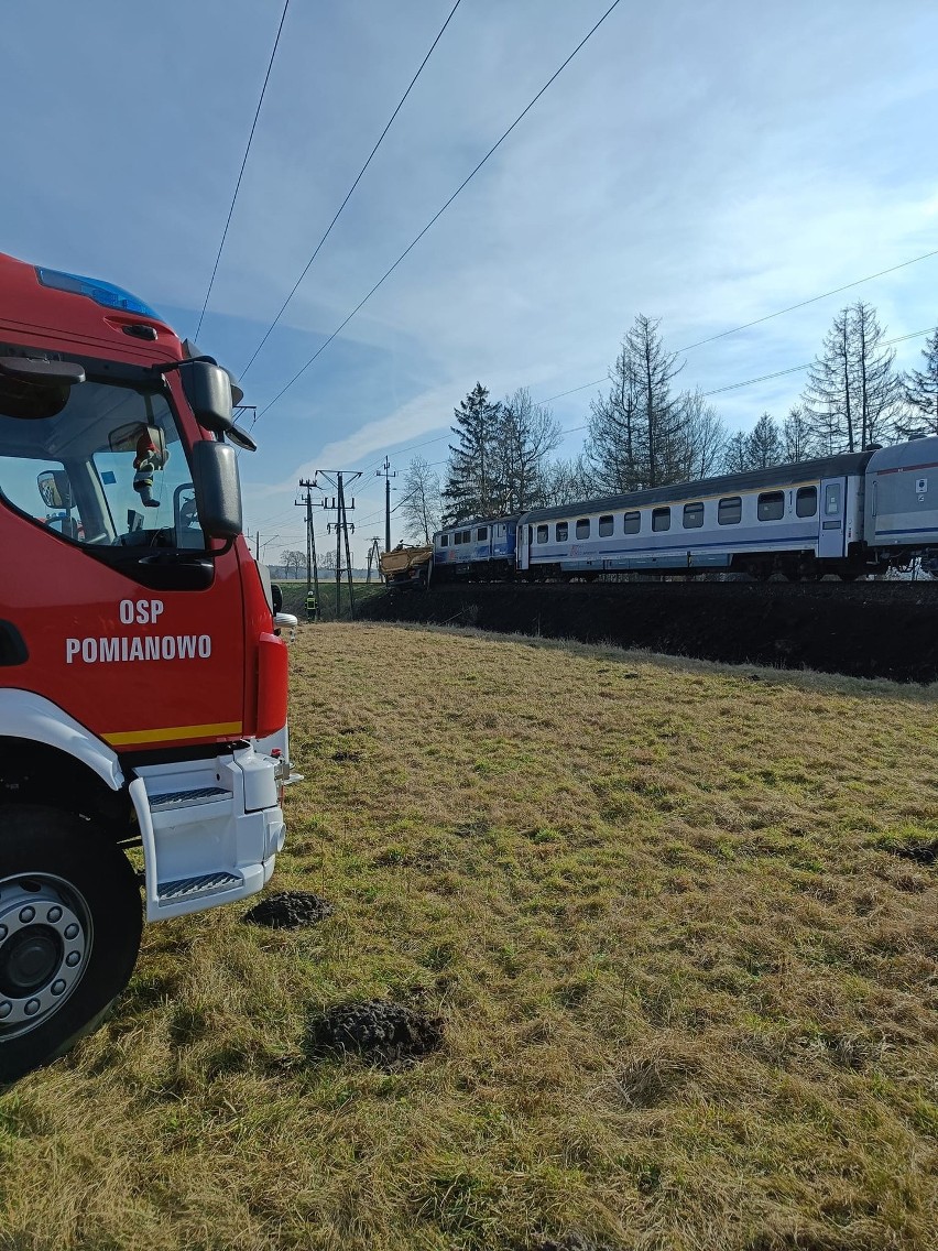 Pociąg "Szyndzielnia" jadący do Bielska-Białej z Ustki zderzył się z ciężarówką na niestrzeżonym przejeździe  w Tychowie. 5 poszkodowanych