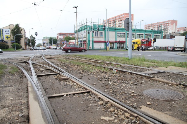 Drogowcy zamierzają w końcu zmodernizować torowisko na ulicy Dąbrowskiego.