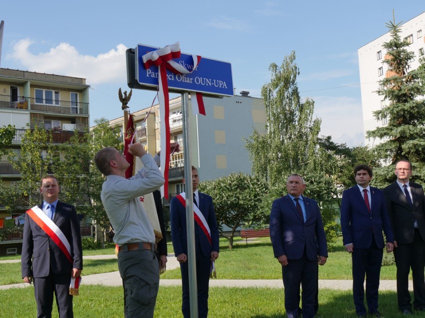 Skwer Pamięci Ofiar OUN-UPA - to nazwa terenu przy kościele pod wezwaniem świętego Floriana w Stalowej Woli