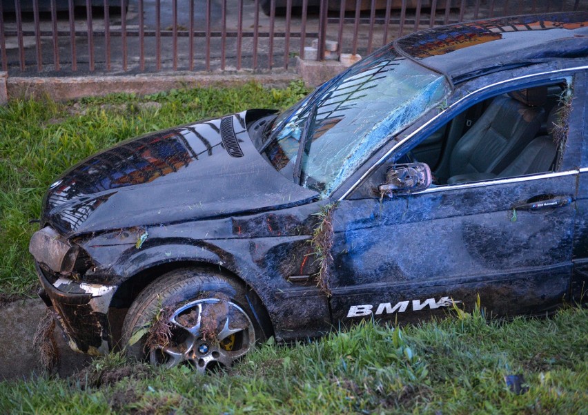 Na drodze krajowej nr 77 w Żurawicy kierująca BMW wypadła z drogi. W samochodzie były dzieci [ZDJĘCIA]