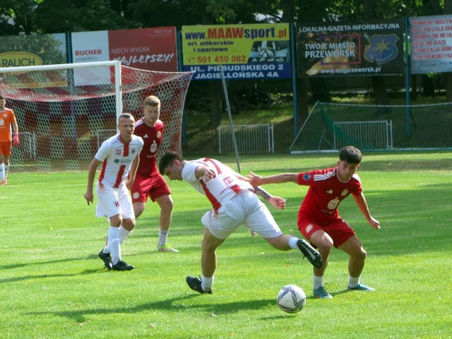 Polonia Przemyśl (czerwone stroje) w kolejnym meczu sparingowym zremisował z LKS Skołoszów.