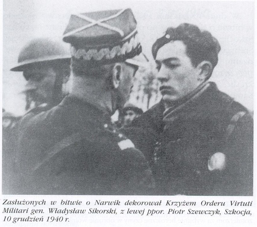 Major Piotr Szewczyk (pierwszy z lewej) wśród zasłużonych w...