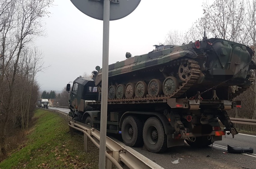 Wypadek w Kłodzku - zderzyły się wojskowe ciężarówki transportujące wozy bojowe [ZDJĘCIA]