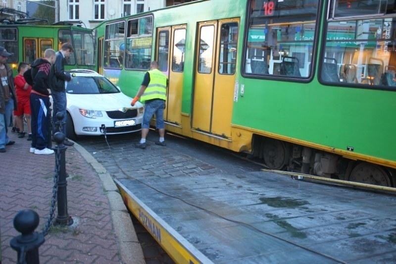 Dąbrowskiego: Kolizja samochodu z tramwajem