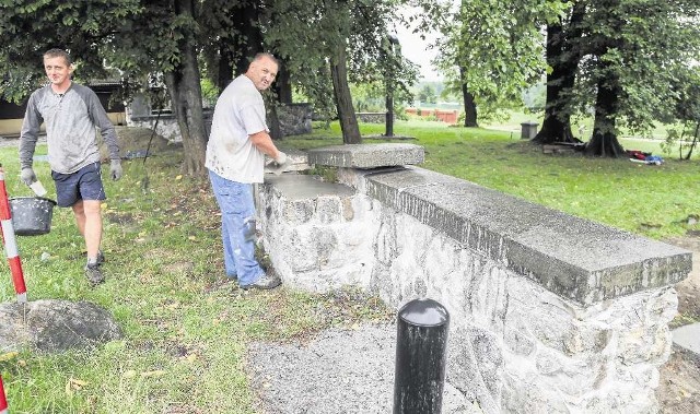 Zabytkowy cmentarz z czasów I wojny światowej w Łagiewnikach niszczał przez wiele lat. Wreszcie udało się uzyskać pozwolenie na jego odbudowę