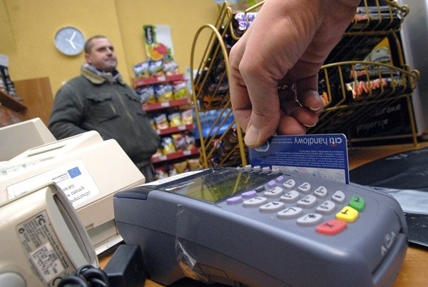Karta płatnicza lub kredytowa, jeśli zawiera miejsce na podpis użytkownika, powinna być przez niego podpisana przed jej pierwszym użyciem.