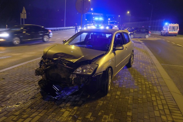 Do zdarzenia doszło w poniedziałek po godz. 17, na skrzyżowaniu ul. Krakowskiej z al. Wolności w Przemyślu.- Kierująca toyotą, 18-letnia mieszkanka pow. przemyskiego, wyjeżdżając z ul. Krakowskiej nie ustąpiła pierwszeństwa kierującemu hyundaiem, 64-letniemiu przemyślaninowi. Mężczyzna próbował uniknąć zderzenia, ale mimo tego kobieta uderzyła w jego pojazd - powiedziała sierż. szt. Marta Fac z KMP w Przemyślu.Kobieta podróżowała z 8-letnią siostrą. W zderzeniu nikomu nic się nie stało. Kierujący byli trzeźwi.18-latka została ukarana mandatem karnym w wysokości 500 zł.