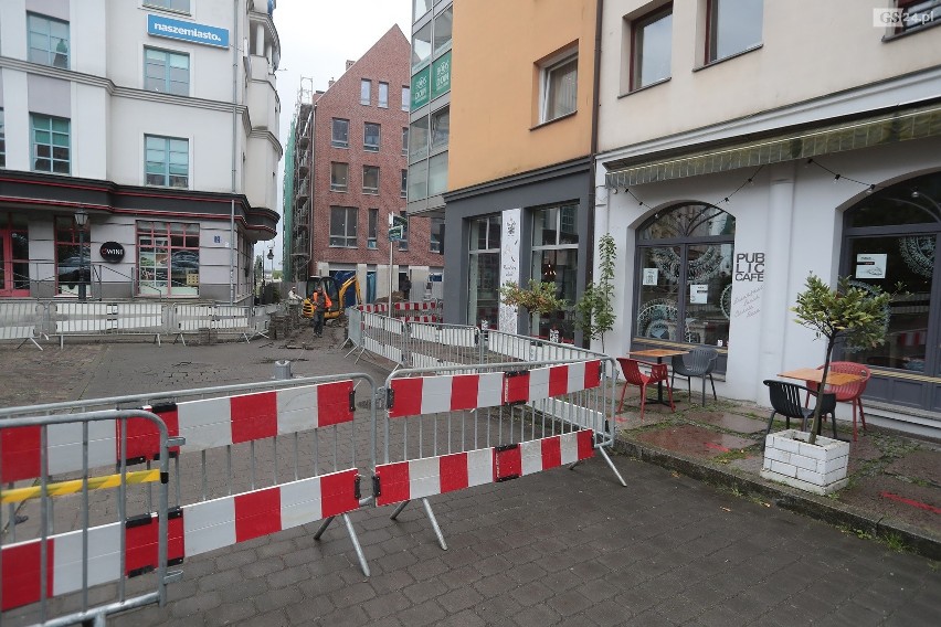 Szczecin. Rozkopali i zablokowali Podzamcze. Restauratorzy rozgoryczeni. Zobacz wideo i zdjęcia