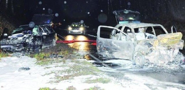 Chwilę po zderzeniu jedno z aut zaczęło się palić. Z samochodu pozostały jedynie zgliszcza. Na szczęście pasażerowie opla nie spłonęli żywcem.