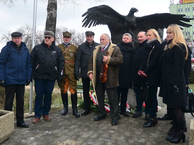 W niedzielę garstka osób złożyła kwiaty oraz odśpiewała hymn Polski pod pomnikiem Żołnierzy Niezłomnych w Radomiu. 