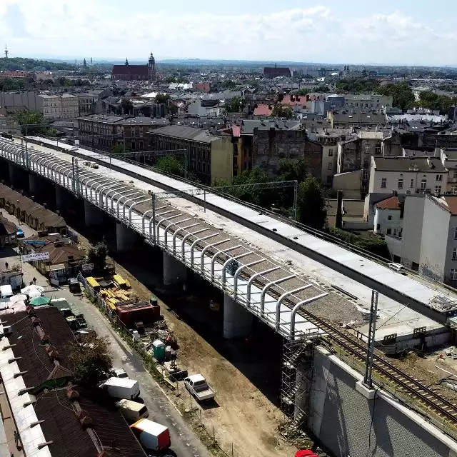 Przystanek kolejowy Krak&oacute;w Grzeg&oacute;rzki ma być nowym, jednym z gł&oacute;wnych punkt&oacute;w przesiadkowych w mieście. Postępują prace związane z budową tego obiektu. Trwa tam właśnie montaż konstrukcji zadaszenia.