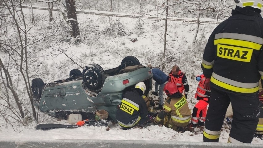 Wypadek w Wielkiej Piaśnicy w powiecie puckim 30.03.2022 r. Dwie osoby zostały ranne