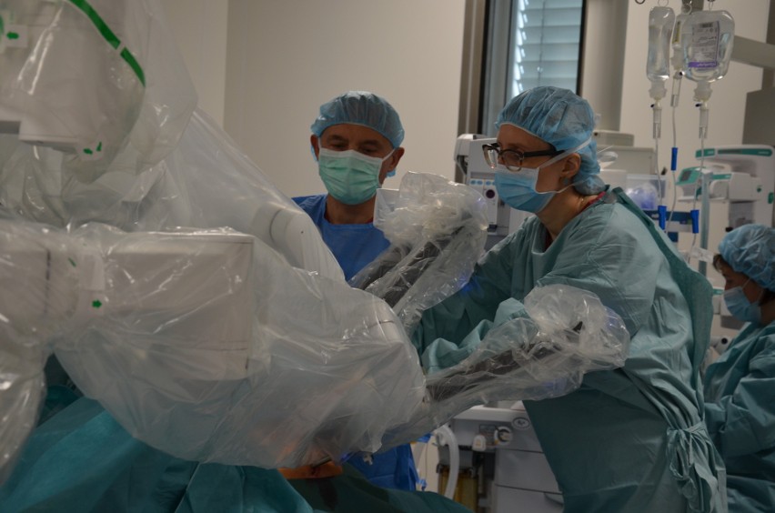 Gdańsk. Robot da Vinci pomaga operować urologom ze szpitala na Zaspie. Ile wykonano takich operacji? Czy NFZ je refunduje?