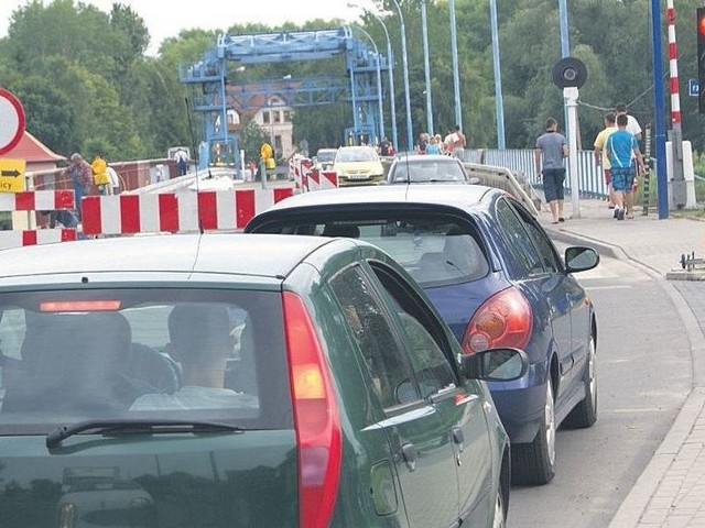 Na razie na moście obowiązuje ruch wahadłowy. Po sezonie nie trzeba już czekać na przejazd przez Dziwnę w długich ogonkach.