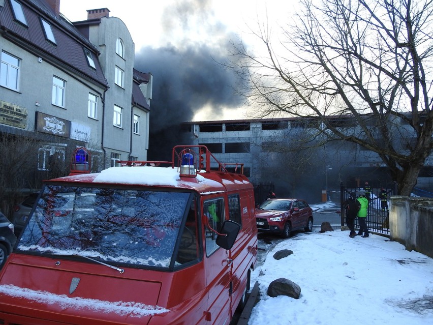 Na parkingu wielopoziomowym przy Hotelu Gołębiewski w...