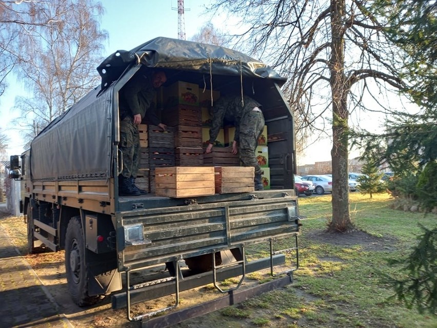 Mieszkańcy Goszczyna dostarczyli owoce i soki służbom na granicy. Przekazali je żołnierze Wojsk Obrony Terytorialnej
