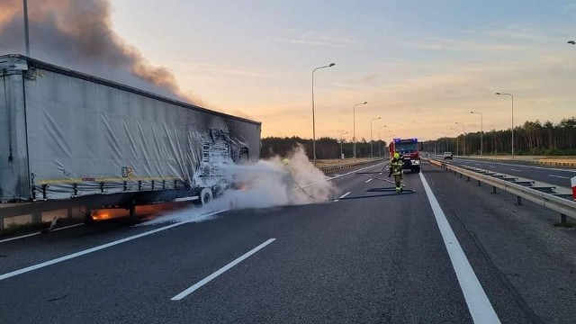 Na trasie S3 doszło do pożaru opony w samochodzie ciężarowym