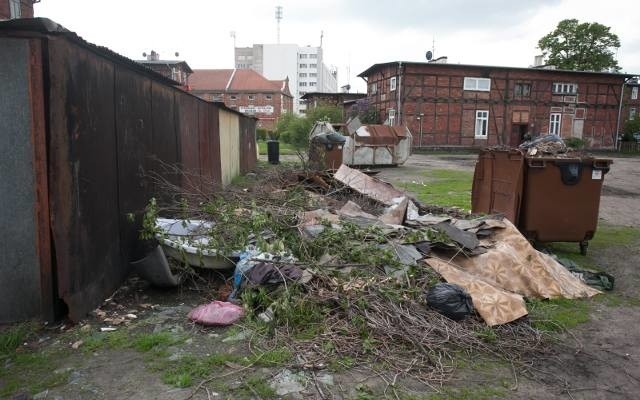 Pożar wybuchł wczoraj w nocy w budynku przy ulicy Pomorskiej 88 G w Bydgoszczy. W porę udało się ewakuować mieszkańców. Nikt nie został ranny. Trzy osoby podtruły się dymem.