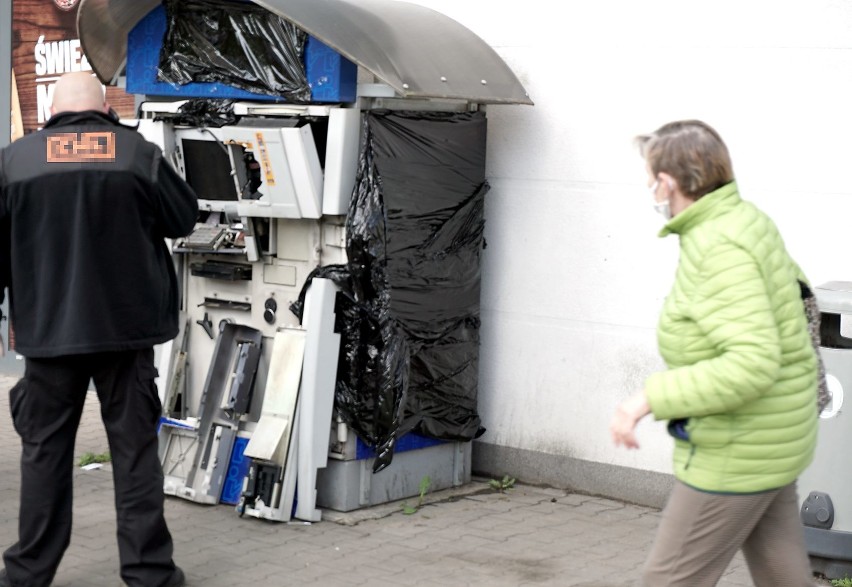 Złodzieje wysadzili bankomat na Górnej. W eksplozji został uszkodzony samochód ZDJĘCIA