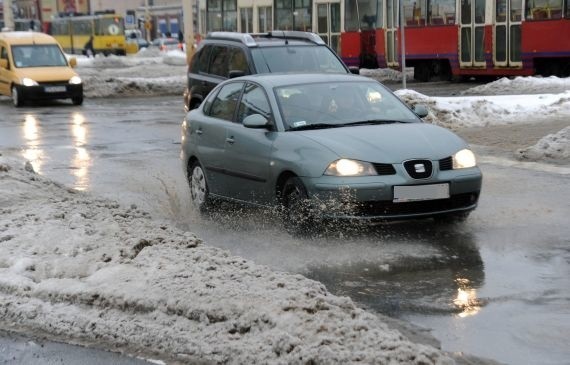 Trudne warunki na drogach sprawiły, ze kierowcy jeździli ostrożnie.