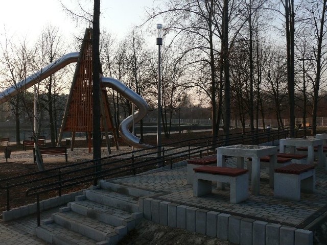 Zakończone zostały już prace przy rewitalizacji terenów wokół jędrzejowskiego zalewu. Na zdjęciu zjeżdżalnia dla dzieci...