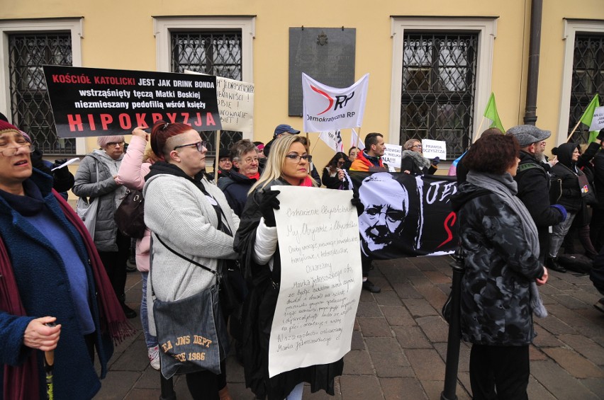 Demonstracja przeciwko abp. Jędraszewskiemu przed krakowską kurią [ZDJĘCIA, WIDEO]