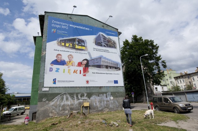 W Koszalinie zawisły reklamy urzędu za pół miliona złotychAkcja ruszyła 1 czerwca i potrwa do końca miesiąca.