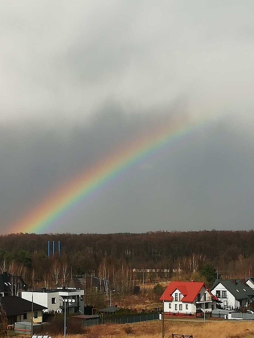 Tęcza nad miastem widziana oczami naszych czytelników. Zobacz zdjęcia 