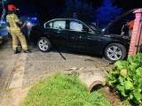 BMW wjechało w ogrodzenie w Łabędziowie w powiecie kieleckim. Ranne są dwie młode osoby. Zdjęcia