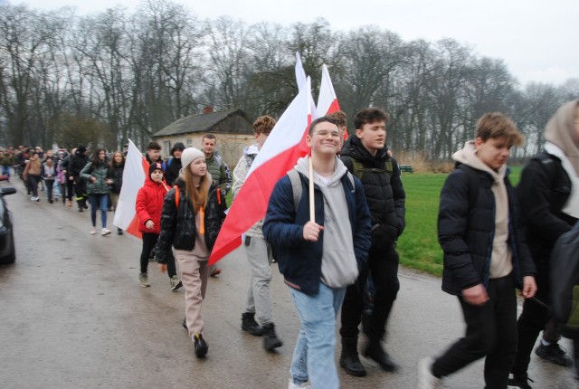 4. Jędrzejowski Marsz imieninowy Józefa Piłsudskiego. Na trasie w tym roku ruszyło ponad 100 osób. Zobacz więcej na kolejnych zdjęciach