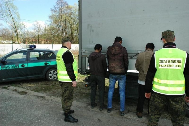 Andrychów. Trzech Pakistańczyków nielegalnie wjechało do Polski. Ukryli się w naczepie tira na serbskich numerach [ZDJĘCIA]